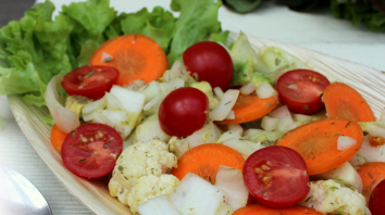 Gemengde salade met bloemkool en avocado 11