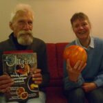 Jan en Lenny blij met tien jaargangen Uitzicht 4