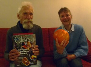 Jan en Lenny blij met tien jaargangen Uitzicht 7