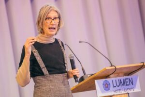 'Plat is ook een optie' - Sophie Hospers steelt de show op ledendag 6