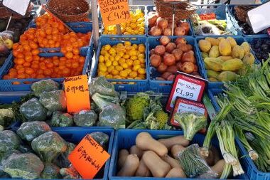 Schraler winkelaanbod door grillige groentemarkt 11