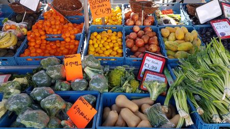 Schraler winkelaanbod door grillige groentemarkt 12